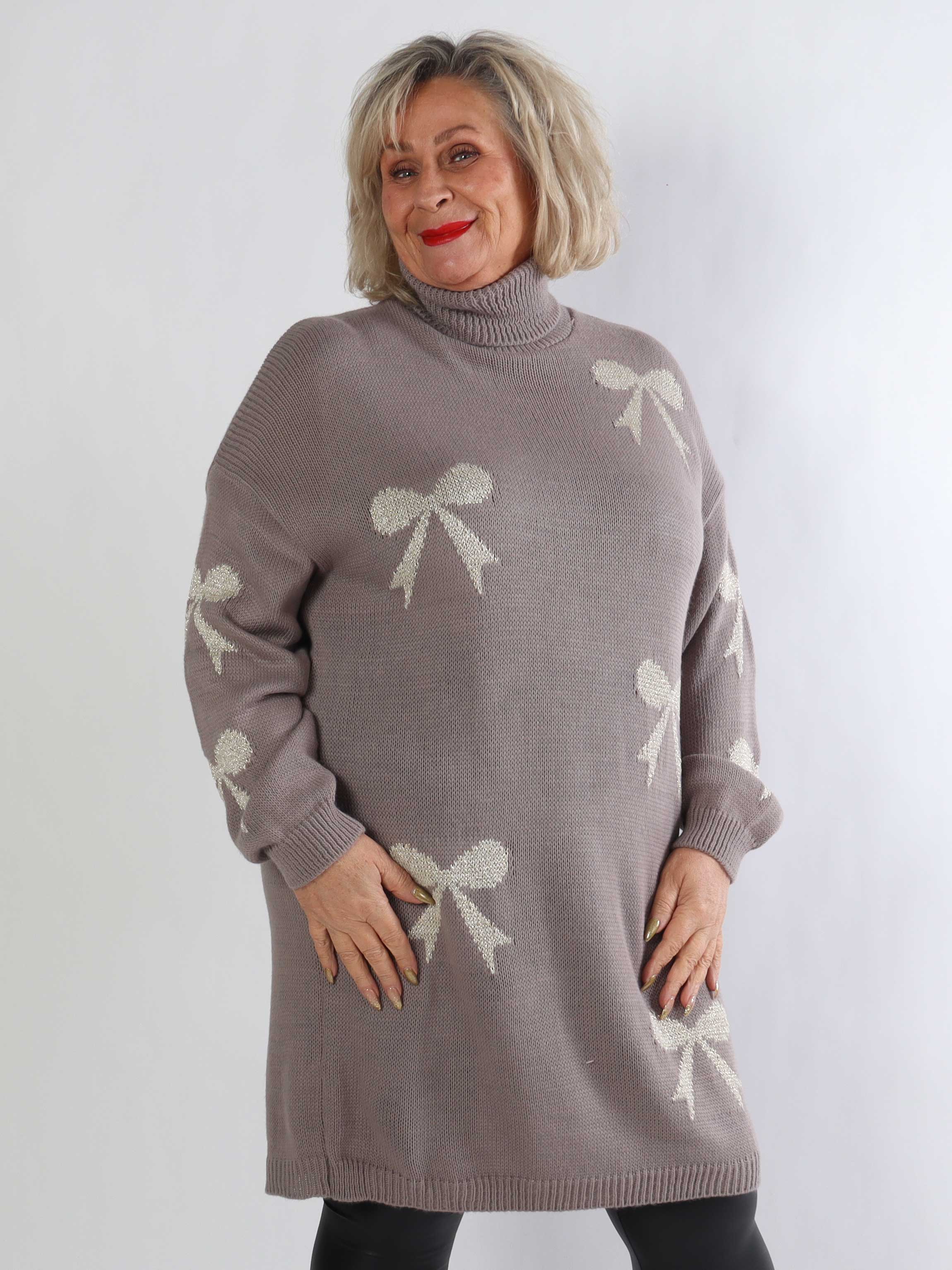 Vallie - Plus size strikkjole med guldsløjfer og rullekrave